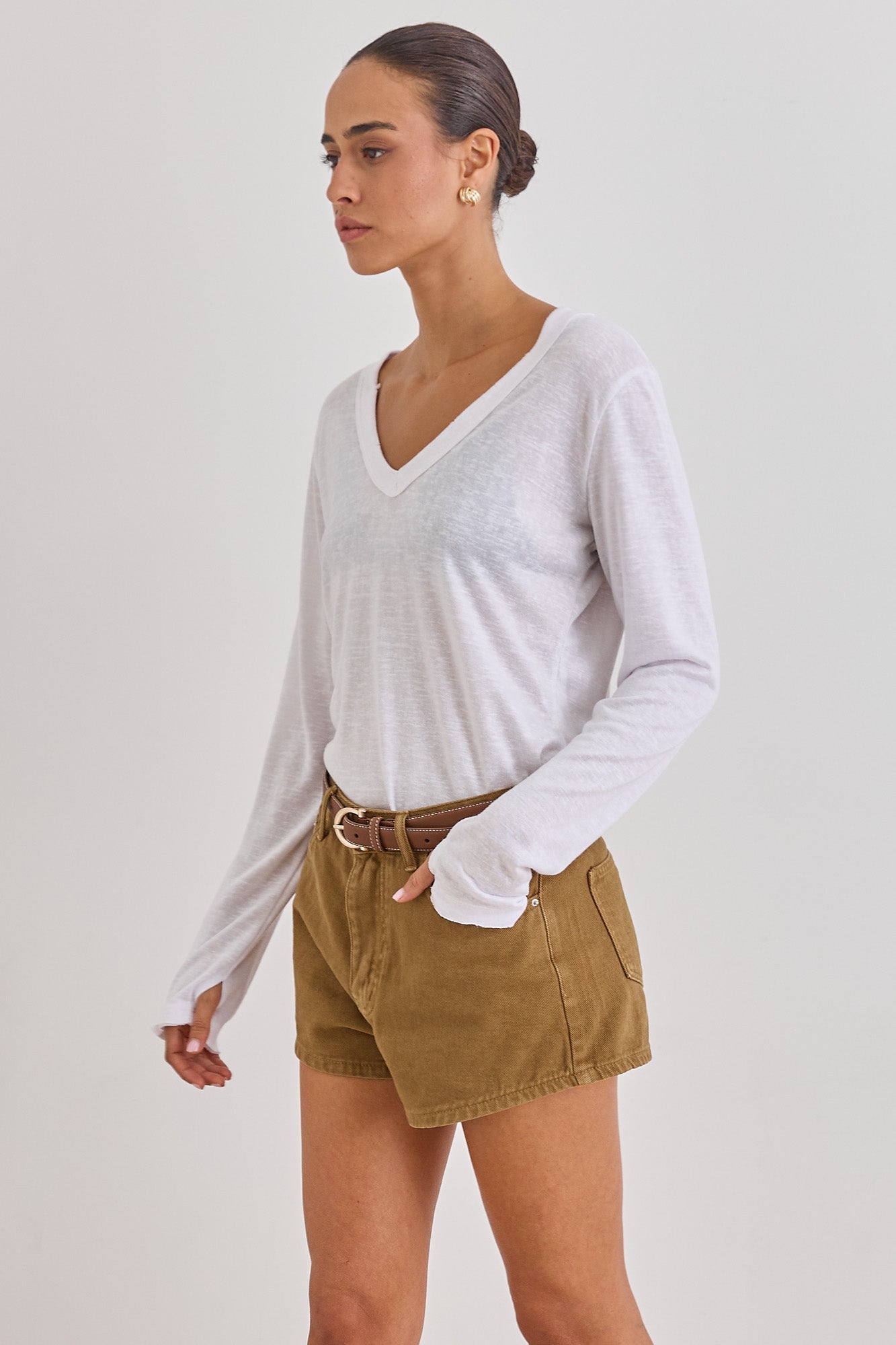 טי שירט זואי דמוי פשתן שרוול כפפה סיומת פרומה | לבן
