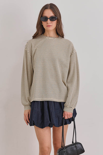 חולצת קרלי סטרייפס גזרה אוברסייזית | שמנת/ שחור