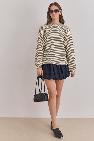 חולצת קרלי סטרייפס גזרה אוברסייזית | שמנת/ שחור