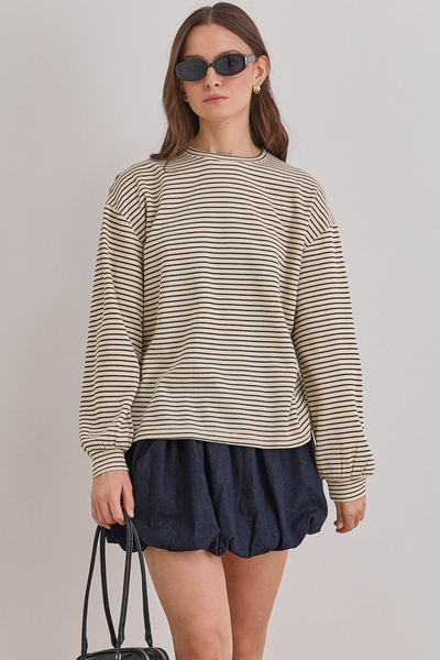 חולצת קרלי סטרייפס גזרה אוברסייזית | שמנת/ שחור