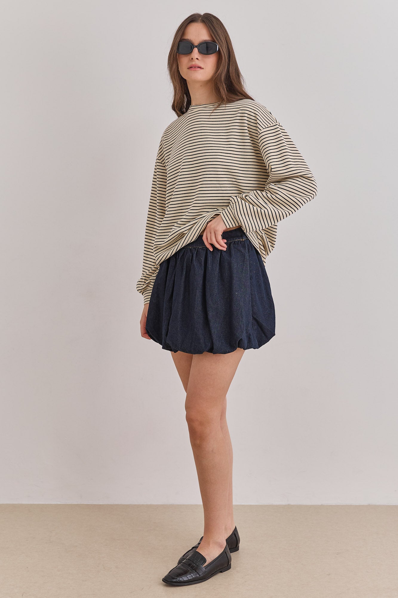 חולצת קרלי סטרייפס גזרה אוברסייזית | שמנת/ שחור