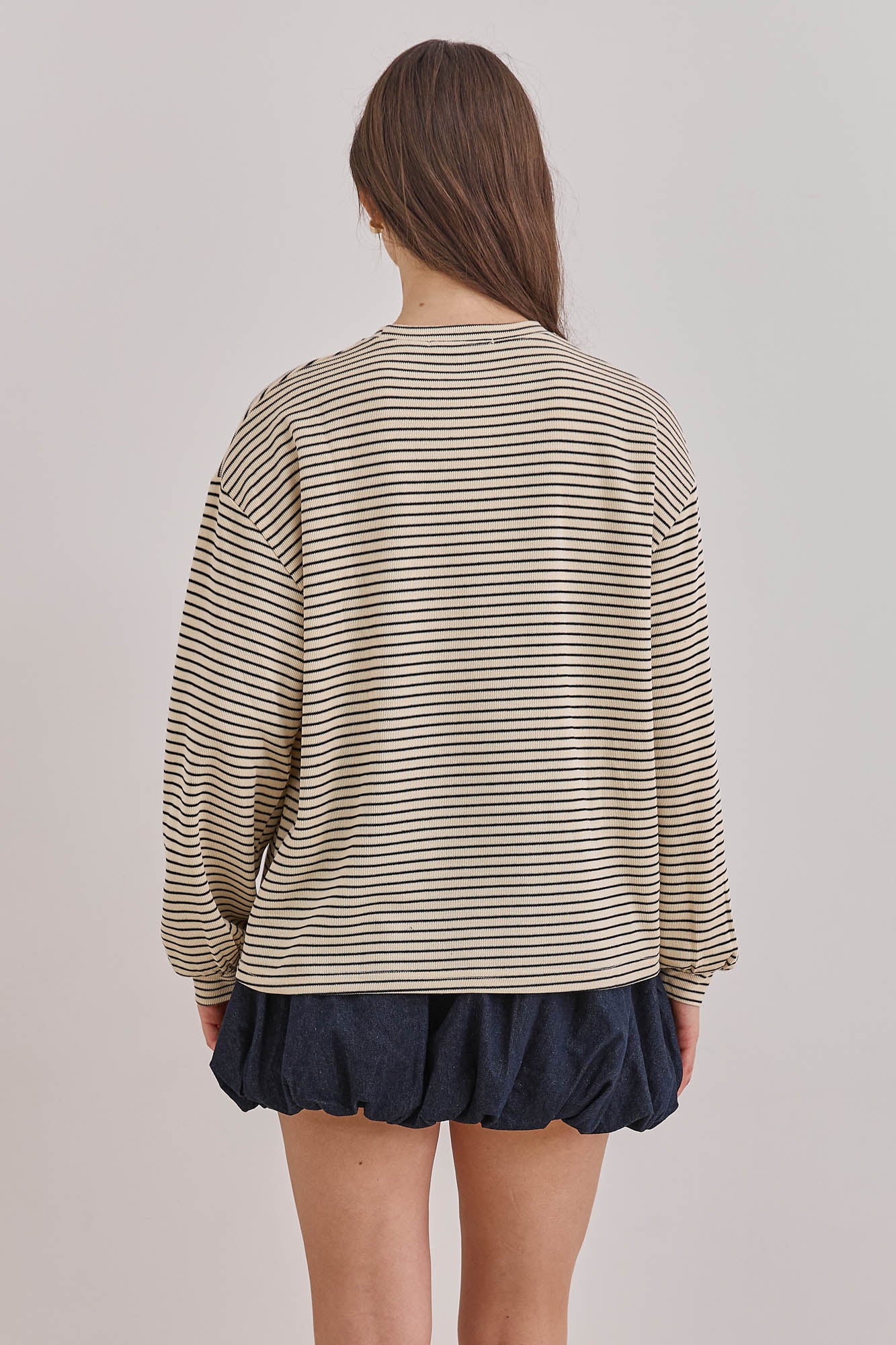 חולצת קרלי סטרייפס גזרה אוברסייזית | שמנת/ שחור