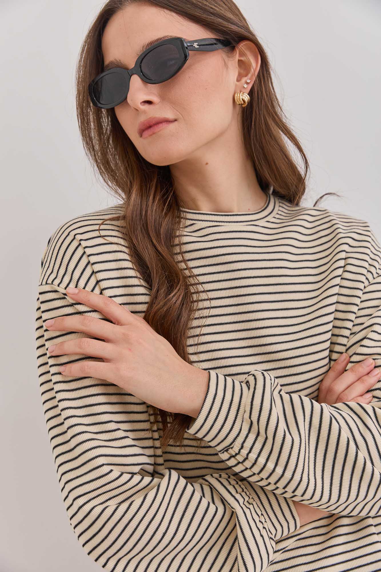 חולצת קרלי סטרייפס גזרה אוברסייזית | שמנת/ שחור