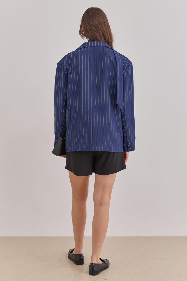 בלייזר מינדי סטרייפס בשילוב צעיף | כחול נייבי