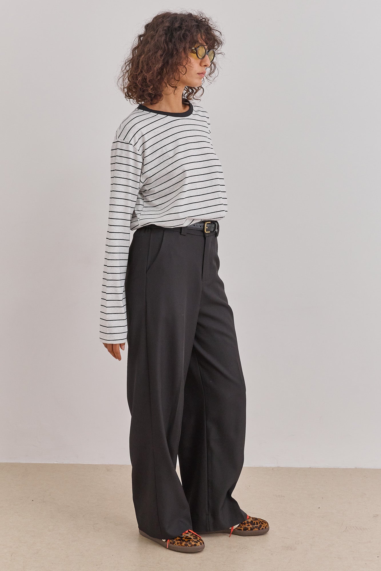 חולצת טי אמור סטרייפס | אפור/שחור