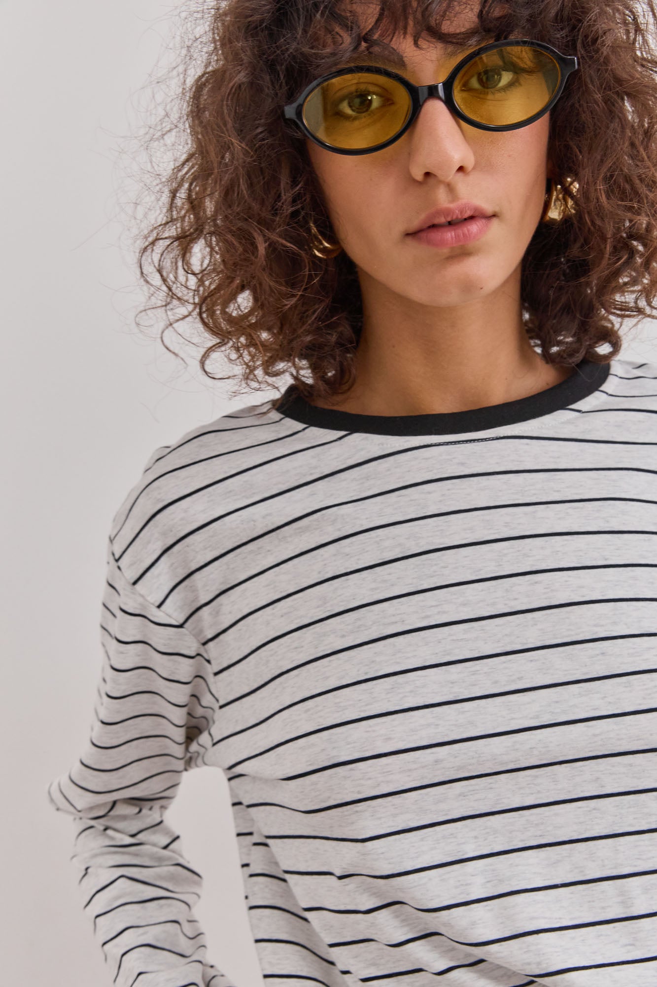 חולצת טי אמור סטרייפס | אפור/שחור