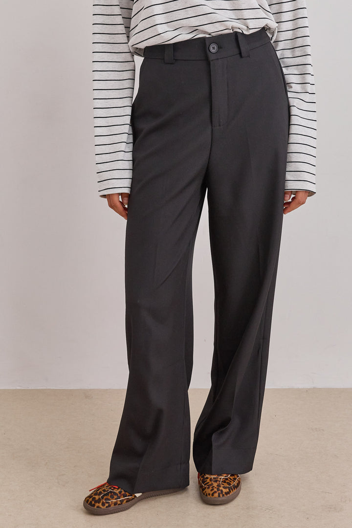 מכנסיים מחויטים בנג'מין גזרה ישרה | שחור