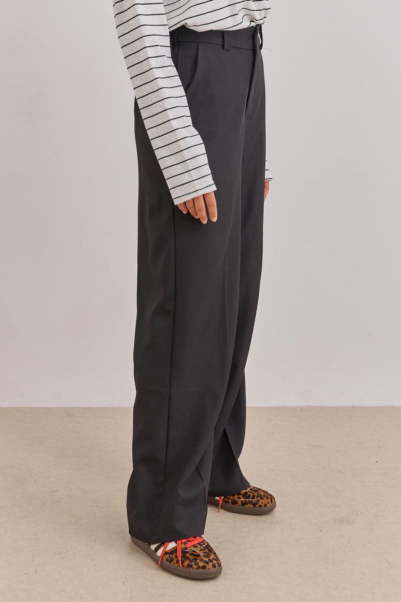 מכנסיים מחויטים בנג'מין גזרה ישרה | שחור