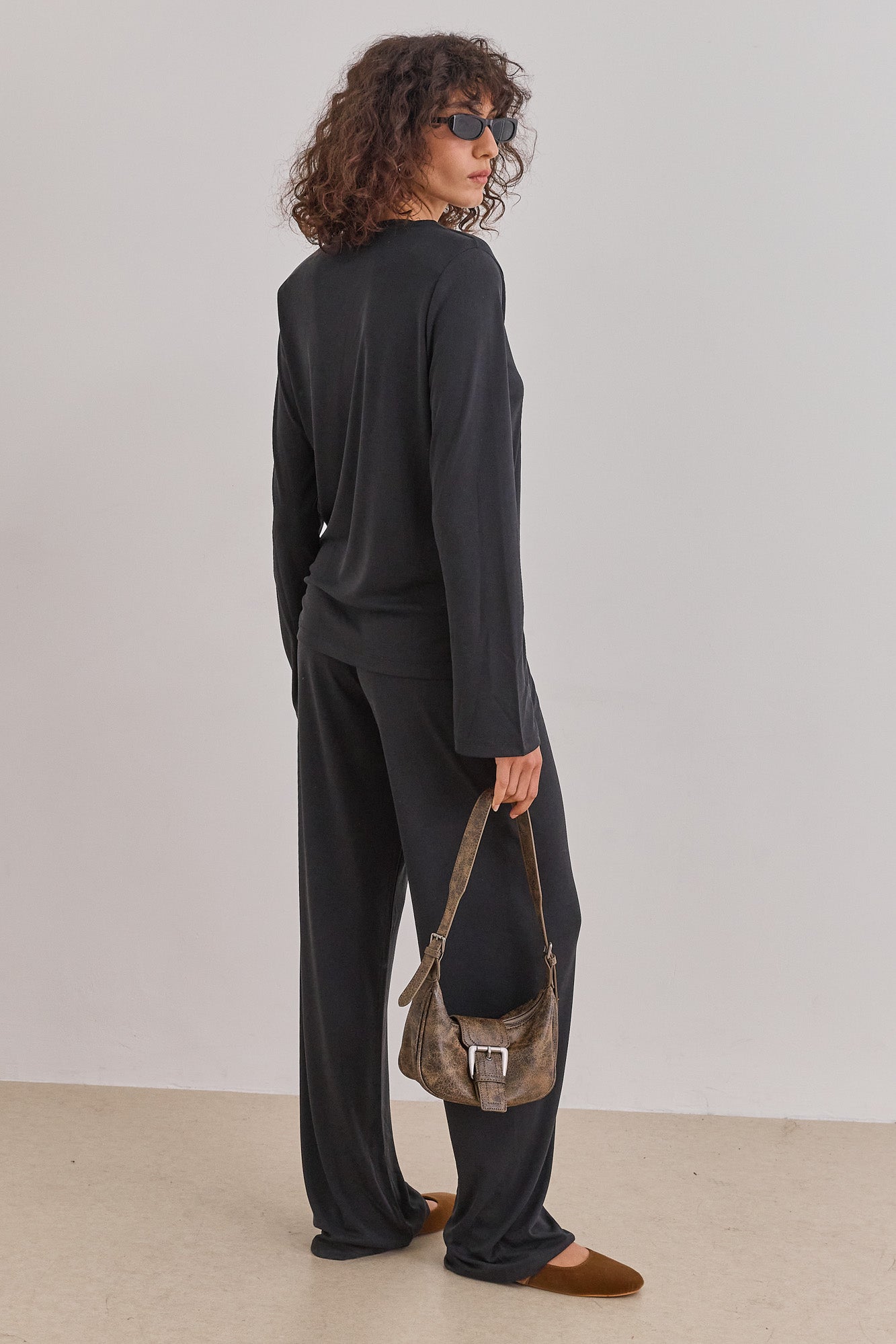 חולצת ברטה בשילוב כריות כתפיים | שחור