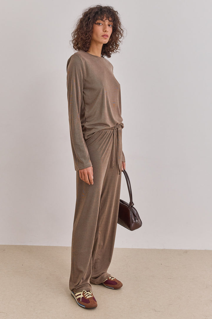 מכנסי ברטה גזרה ישרה גומי מותן | חום