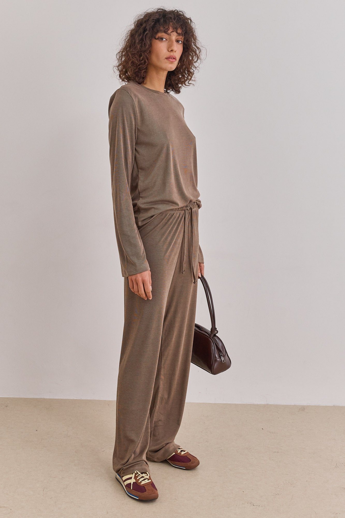 חולצת ברטה בשילוב כריות כתפיים | חום