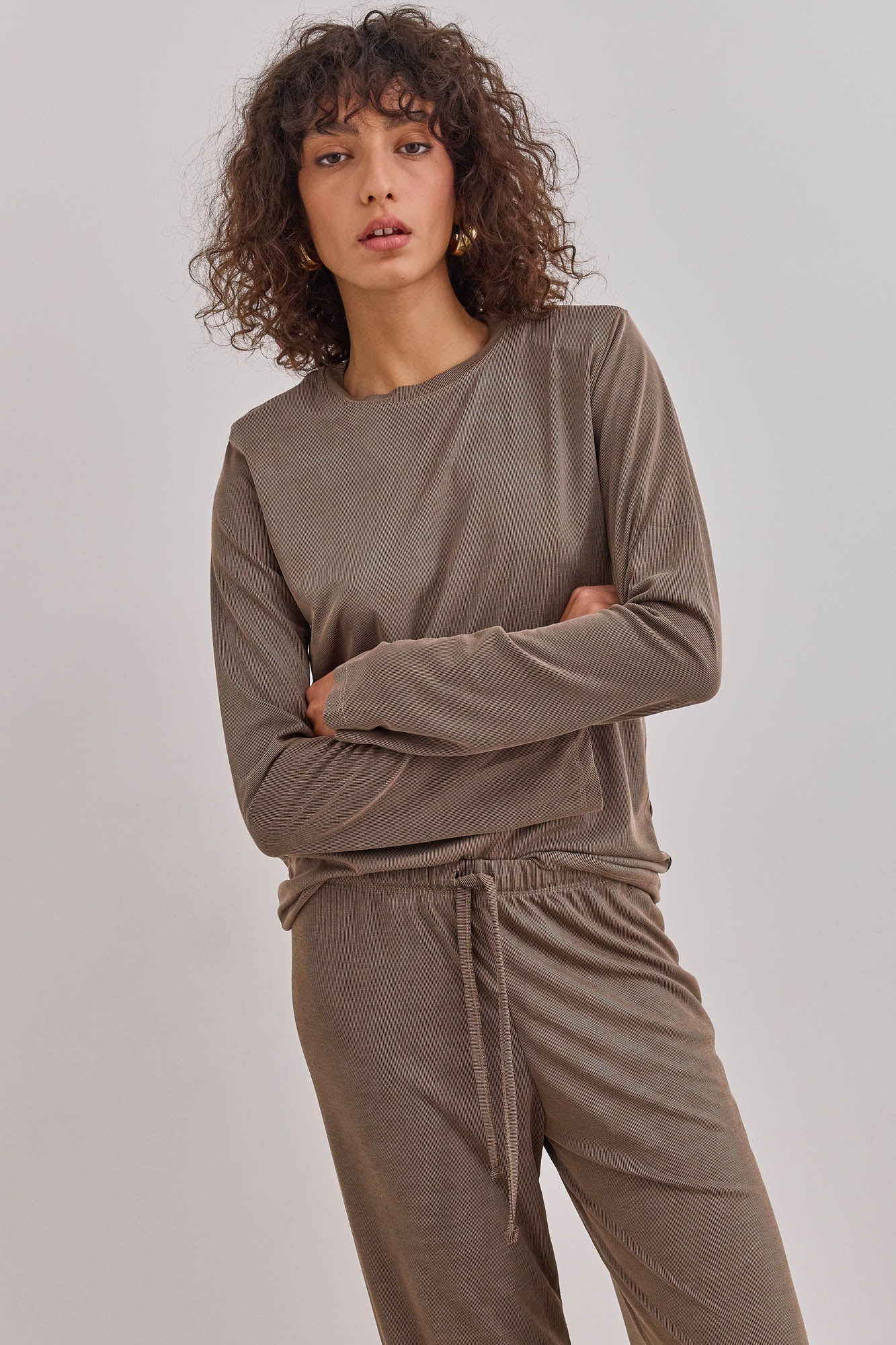 חולצת ברטה בשילוב כריות כתפיים | חום