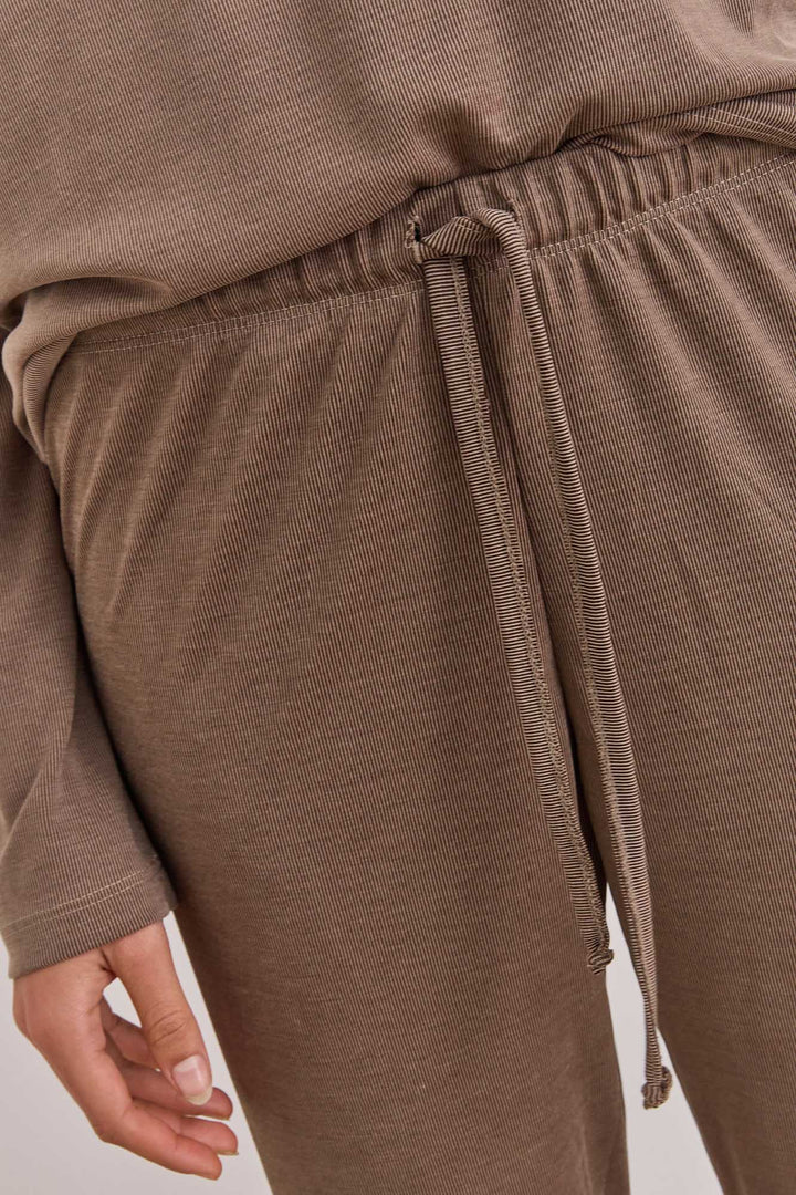 מכנסי ברטה גזרה ישרה גומי מותן | חום