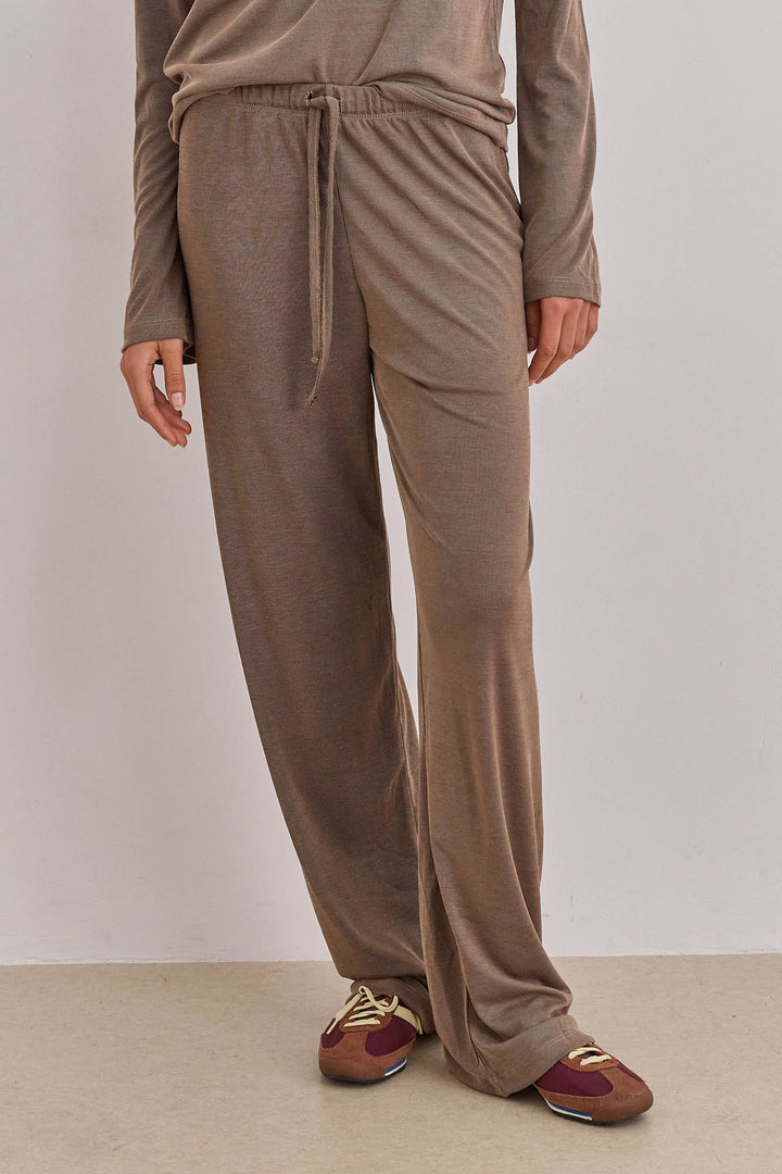 מכנסי ברטה גזרה ישרה גומי מותן | חום