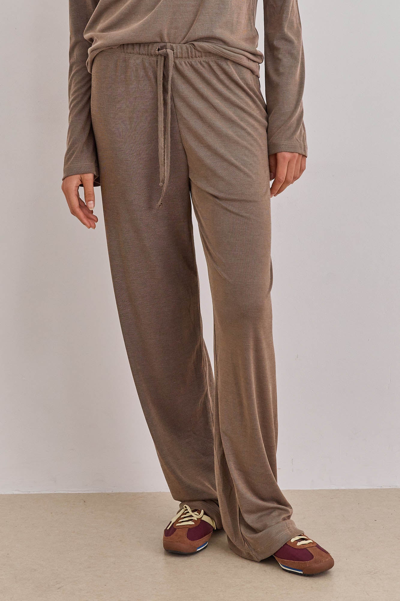 מכנסי ברטה גזרה ישרה גומי מותן | חום