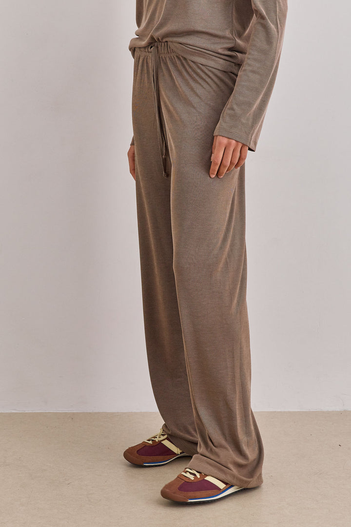 מכנסי ברטה גזרה ישרה גומי מותן | חום