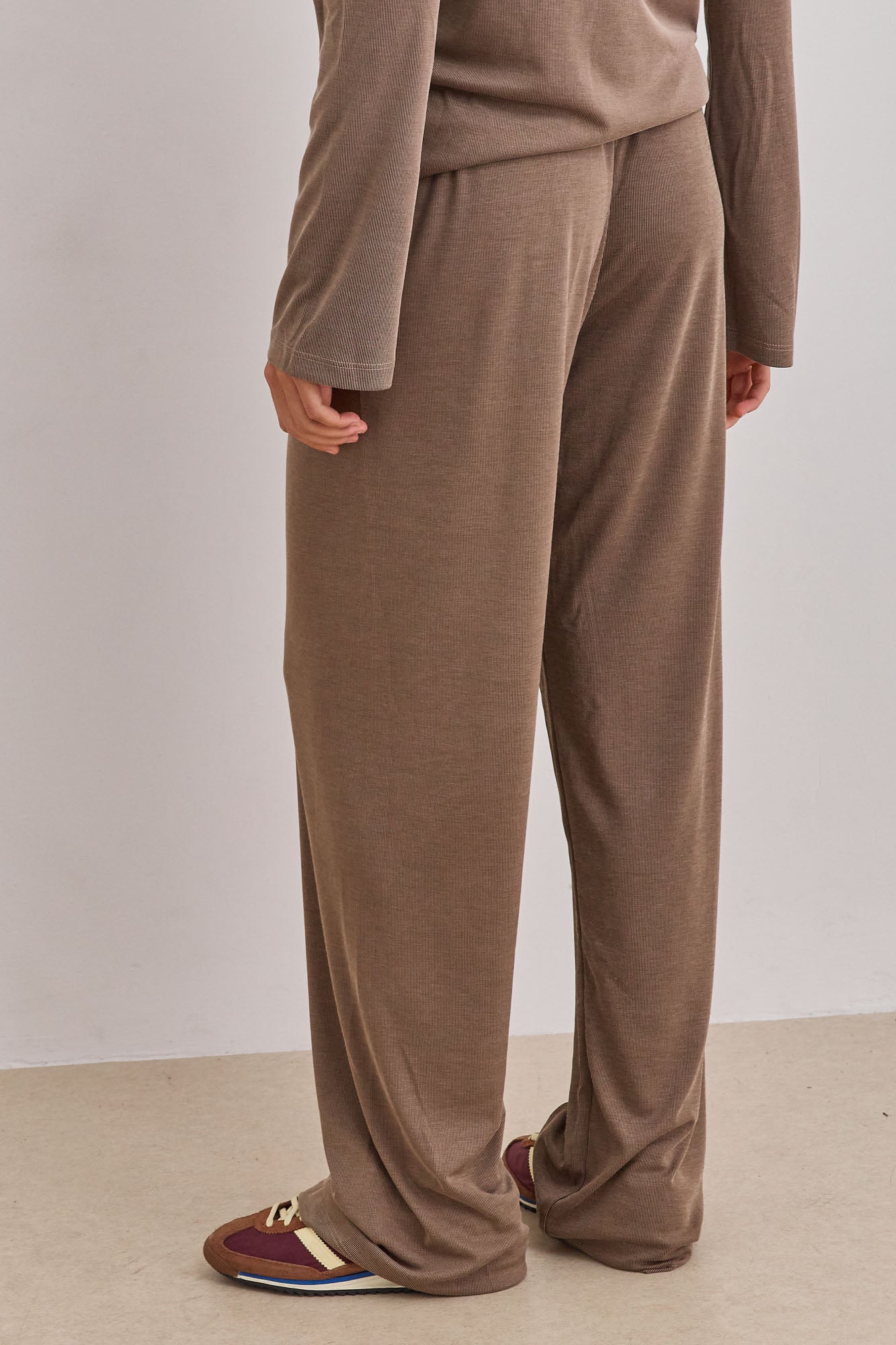 מכנסי ברטה גזרה ישרה גומי מותן | חום