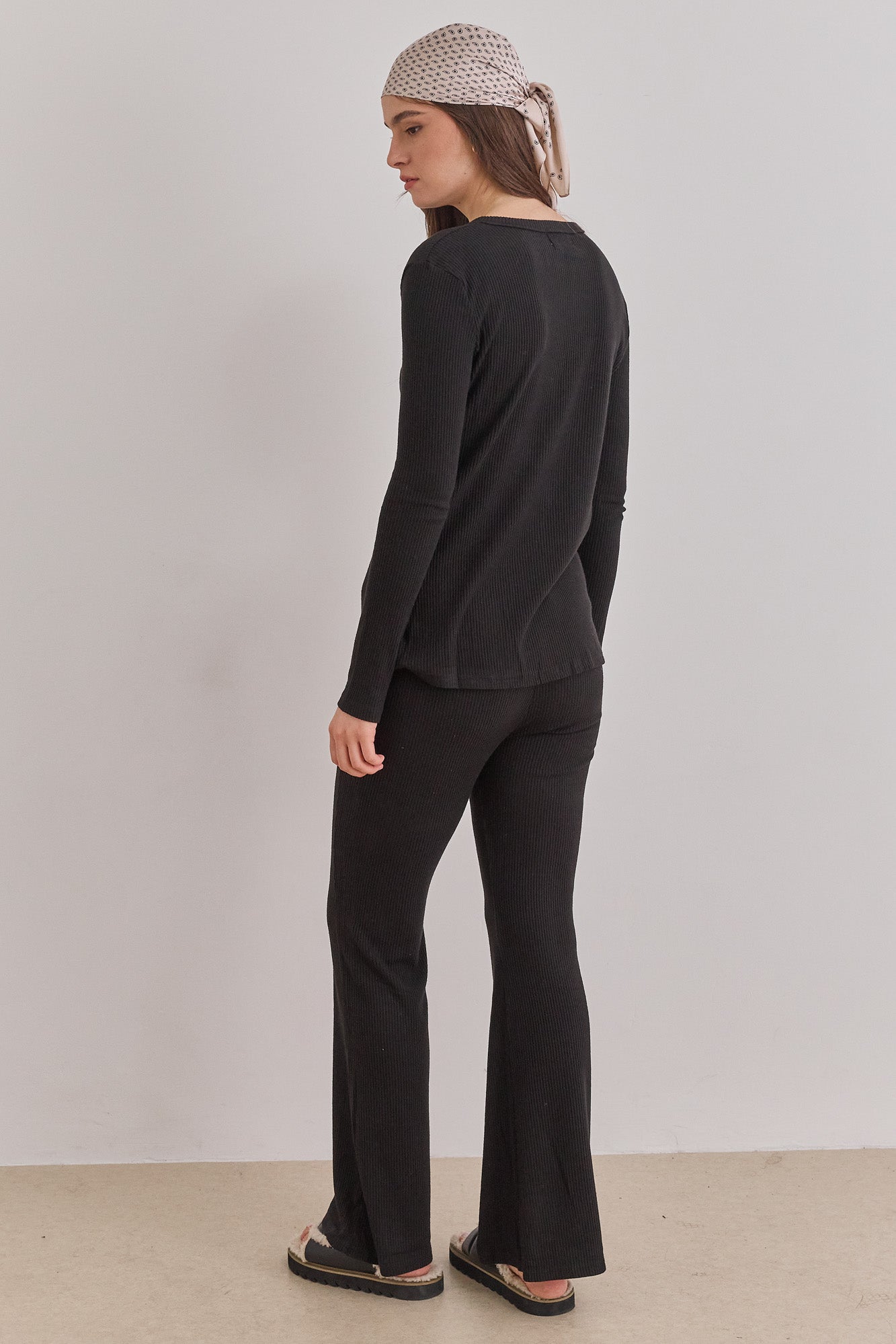 סריג ריב קאן בשילוב כפתורים | שחור