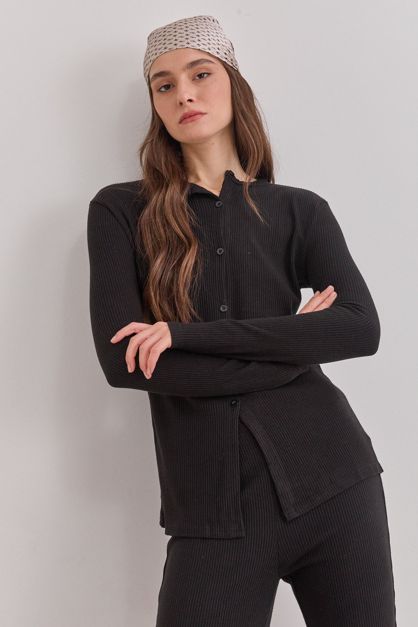 סריג ריב קאן בשילוב כפתורים | שחור