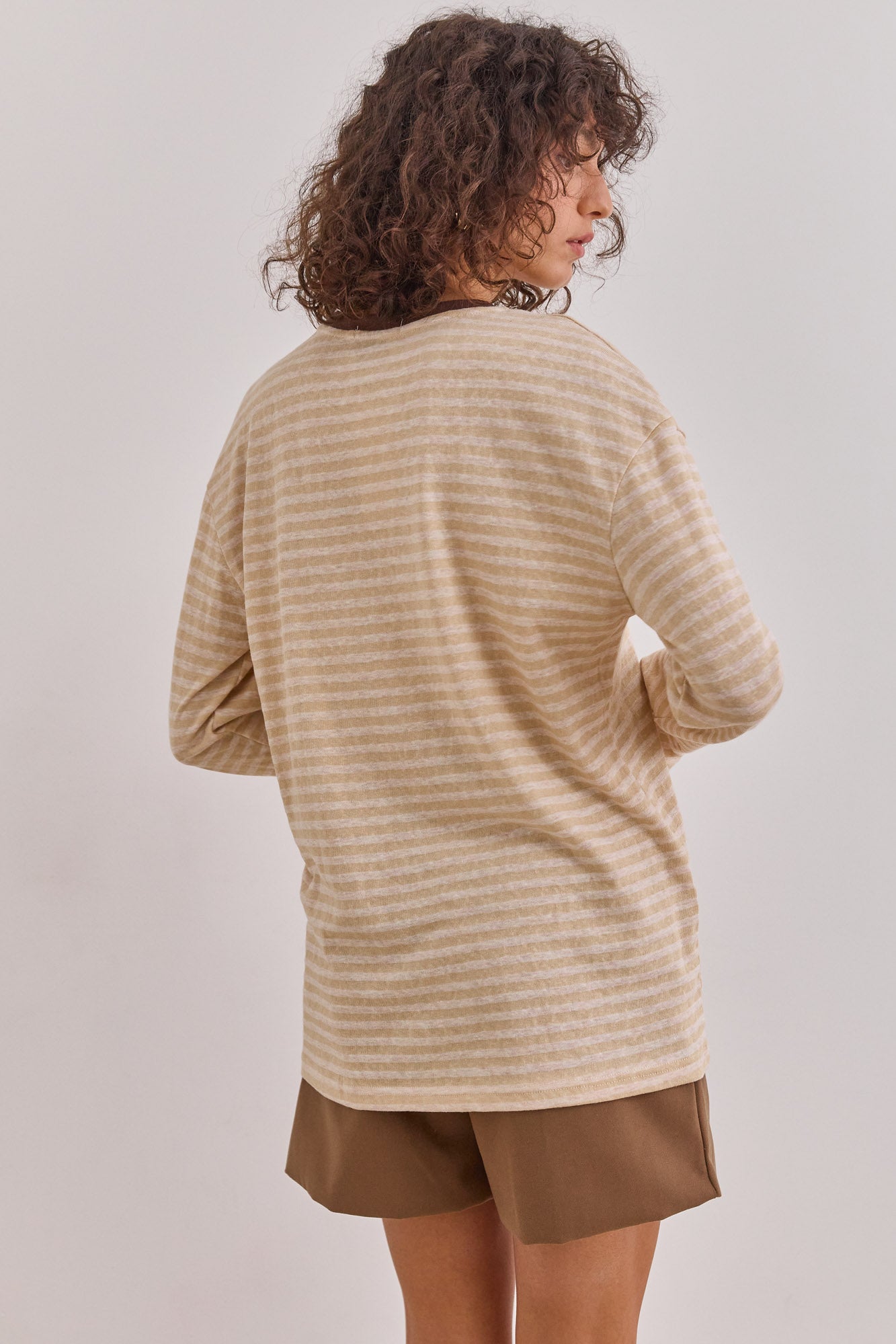 חולצת אליזבת' סטרייפס בשילוב פרינט |בז'/חום