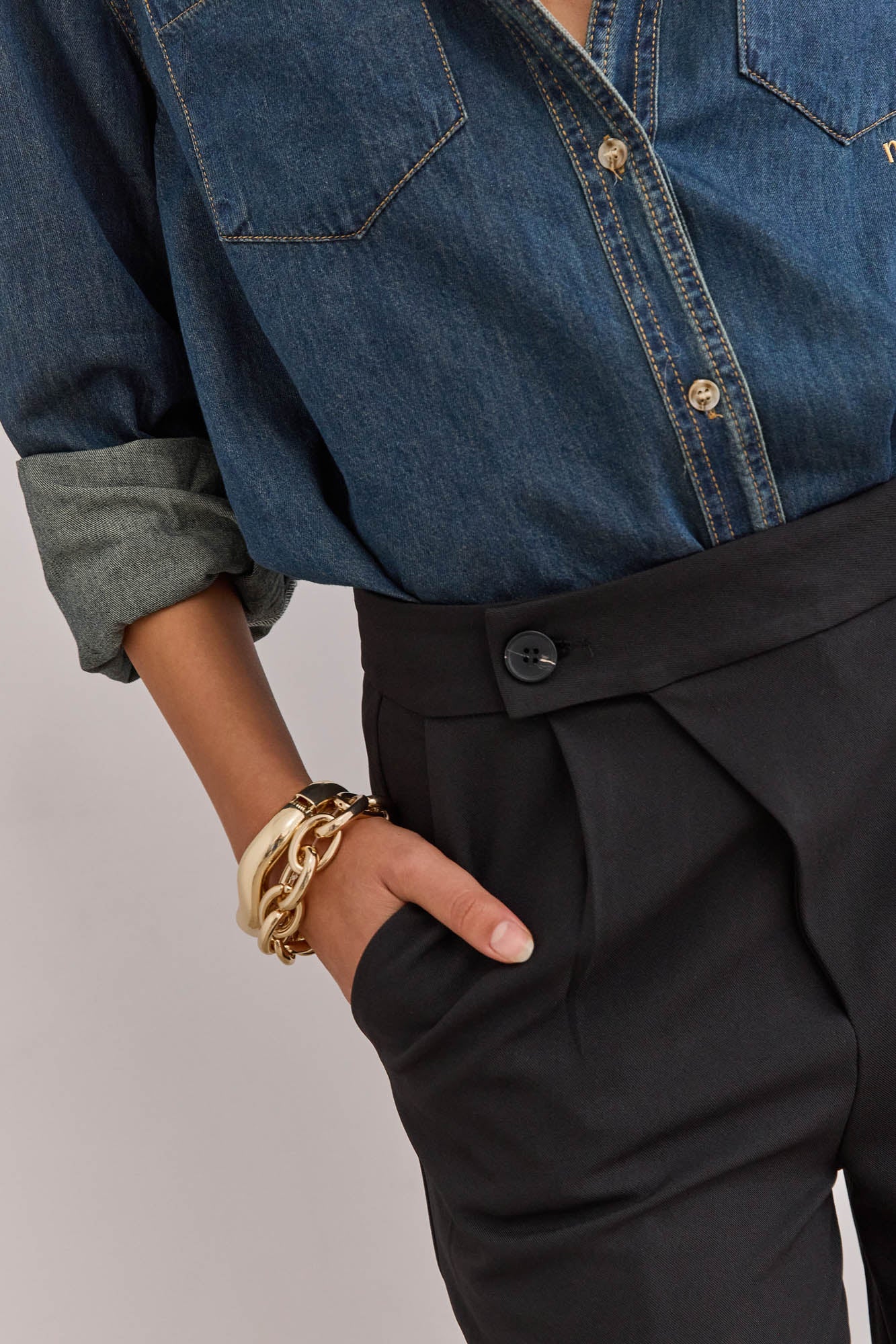 מכופתרת ג'ינס ג'ונסון רקמת לוגו | ג'ינס