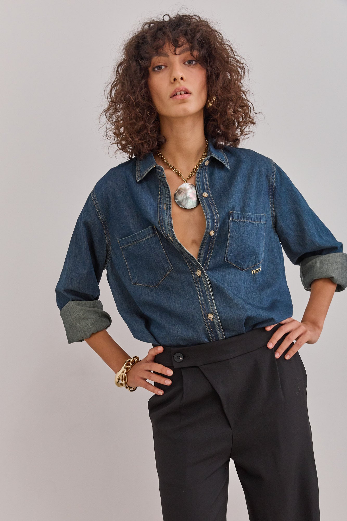 מכופתרת ג'ינס ג'ונסון רקמת לוגו | ג'ינס