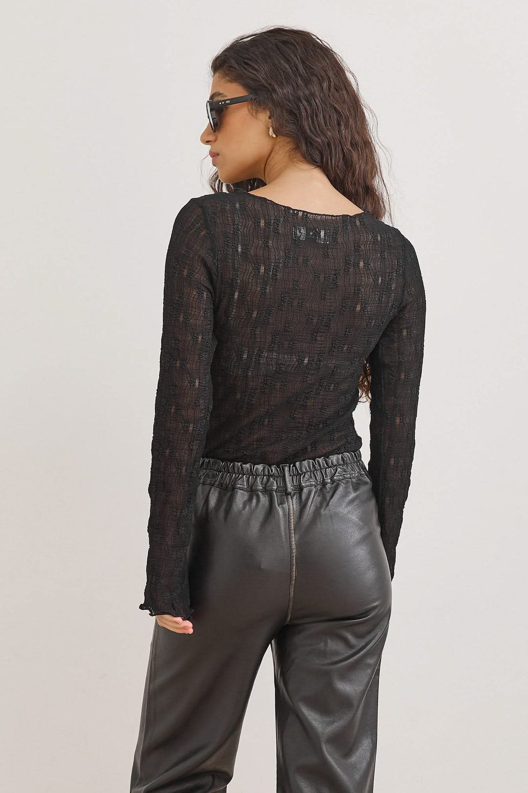 חולצת לינדזי תחרה שקפקפה  | שחור