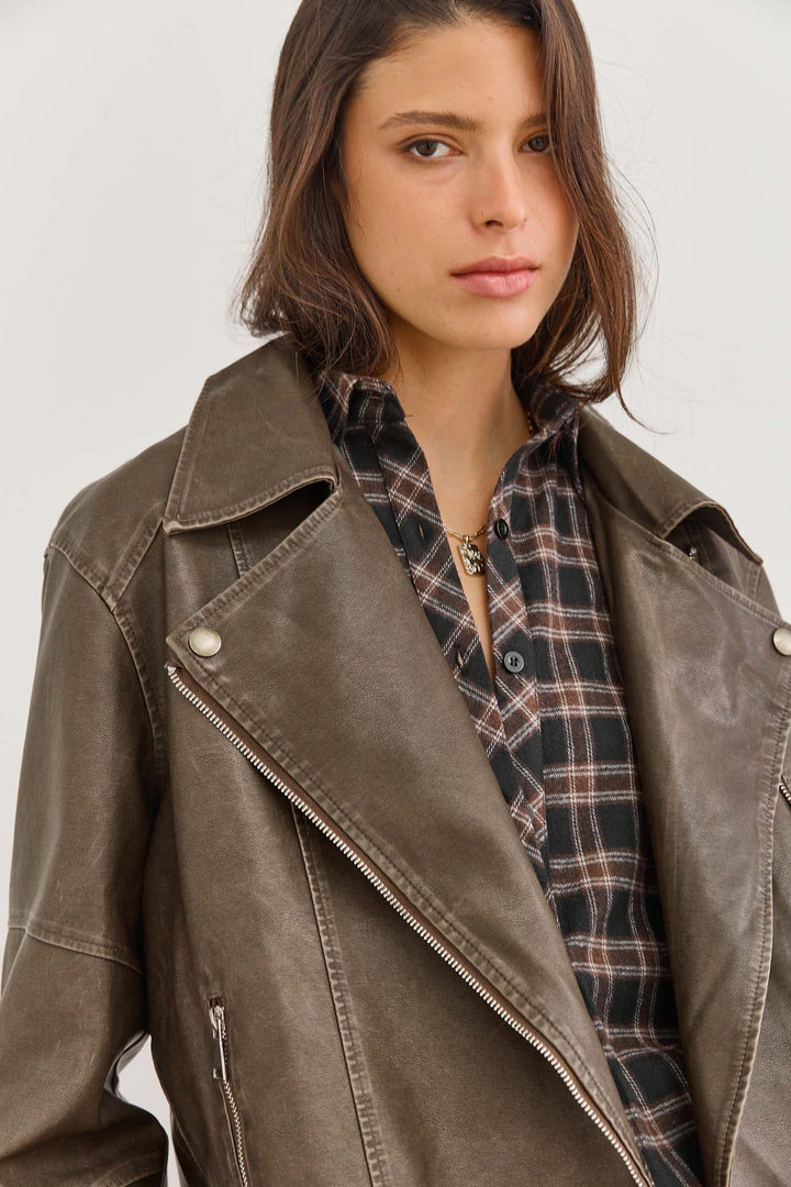 מעיל דמוי עור אלינוי במראה משופשף | חום כהה