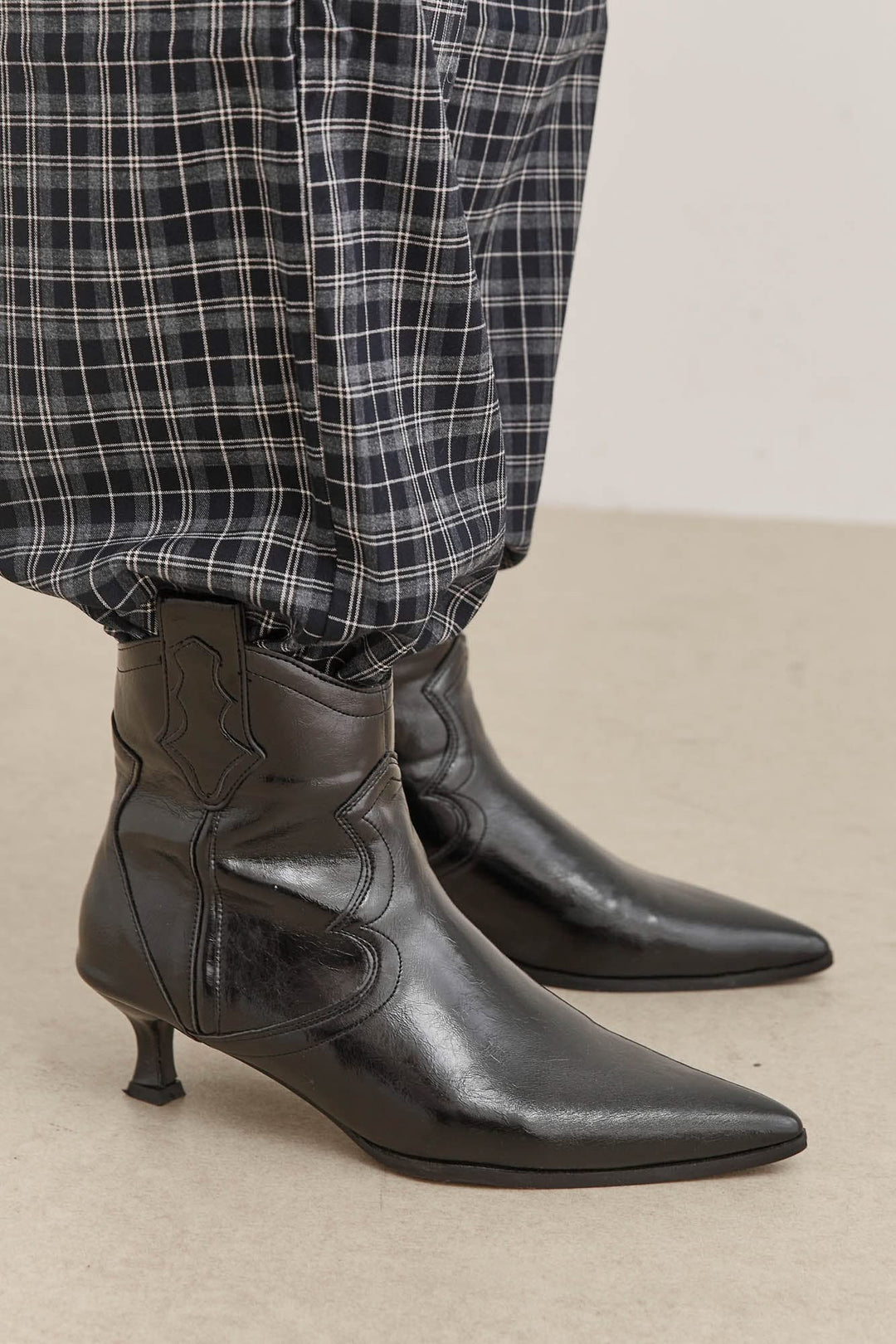 מגפון דמוי עור שילה בגימור מבריק | שחור