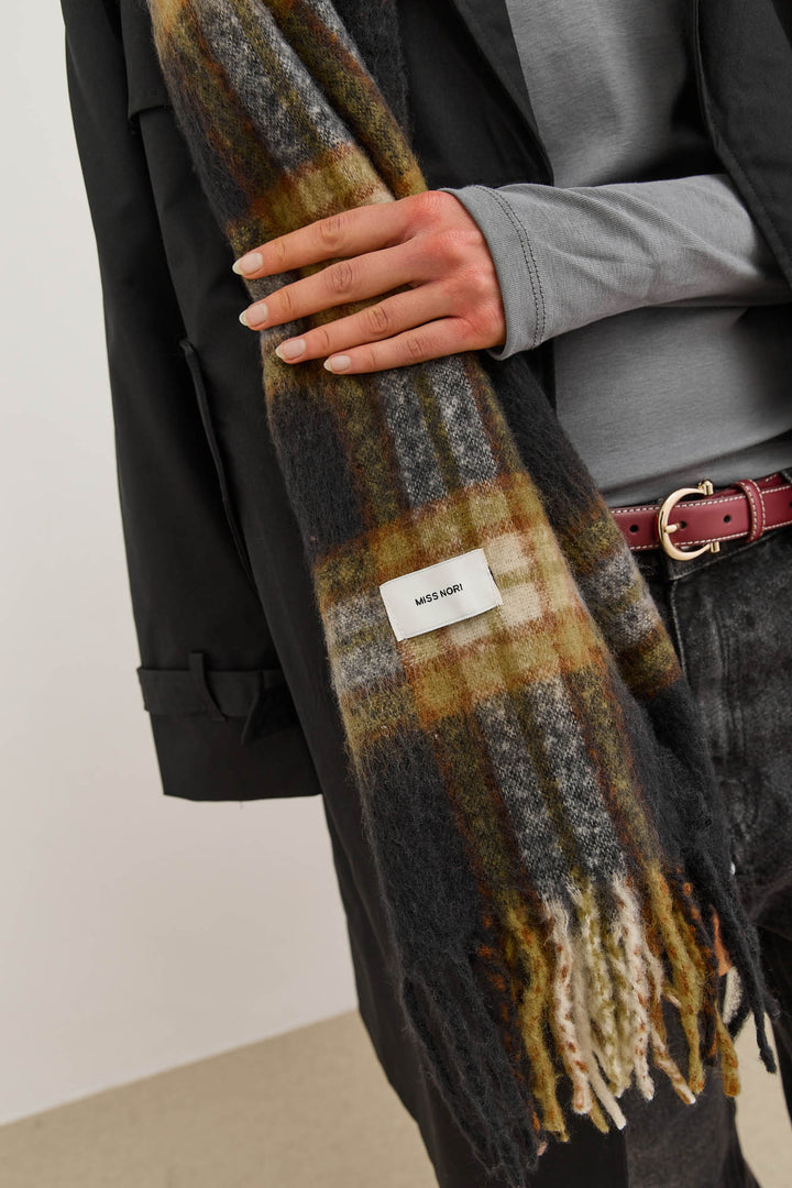 צעיף משבצות גאלה סיומת פרנזים | שחור/צהוב