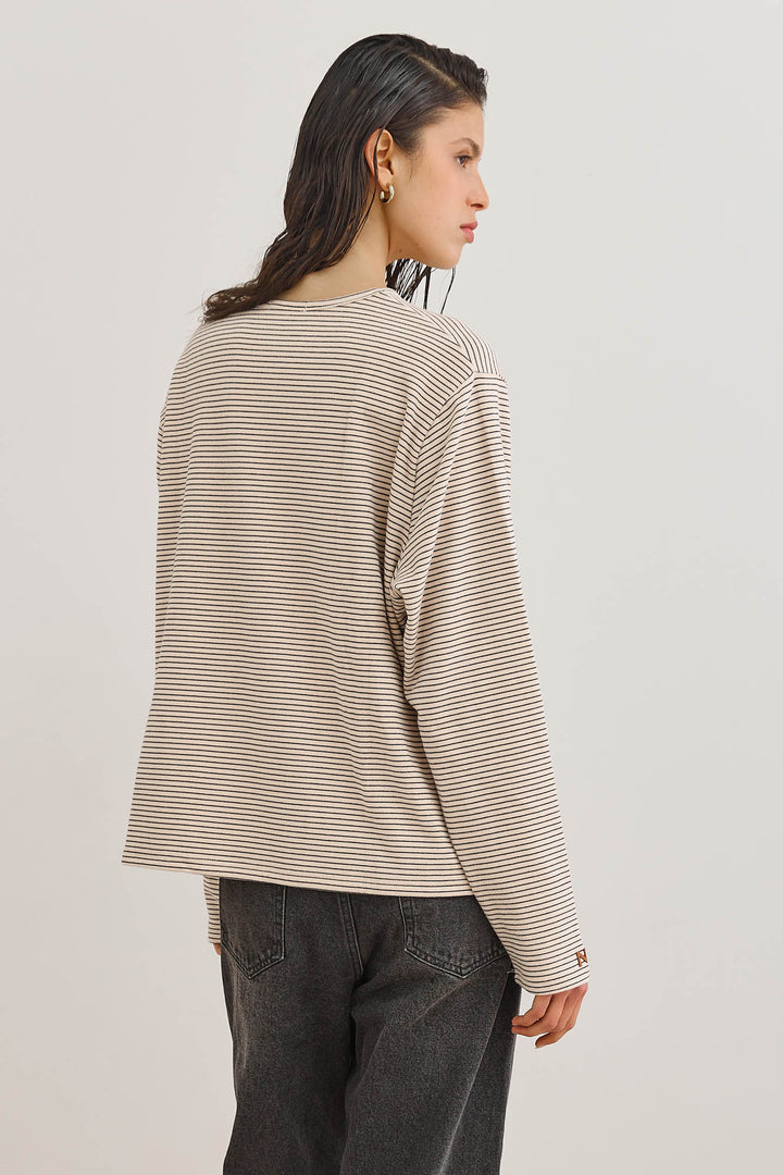 חולצת דיימון סטרייפס לייבל עור | קרם/שחור