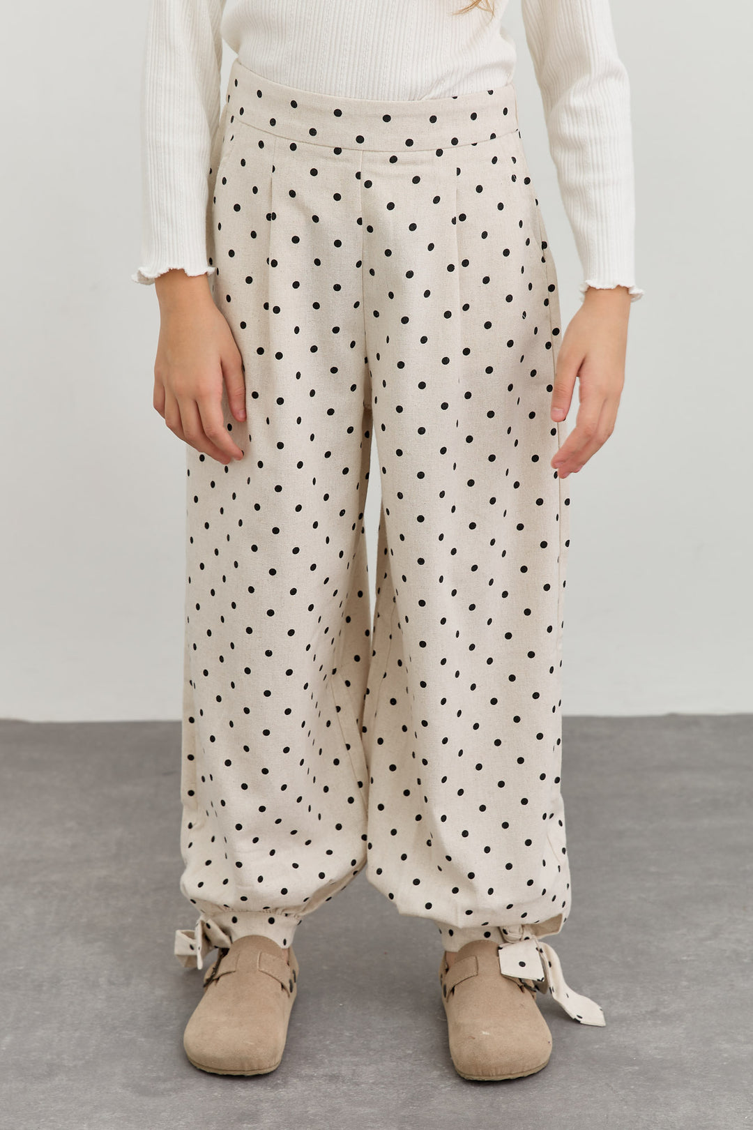 מכנסי בלון בגזרת אוברסייז פרינט נקודות | קרם