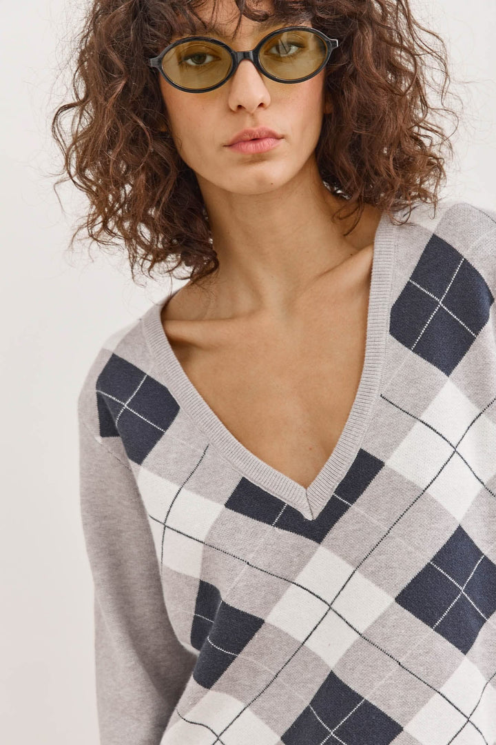 סריג מעוינים ג'ולין מחשוף וי | אפור/לבן