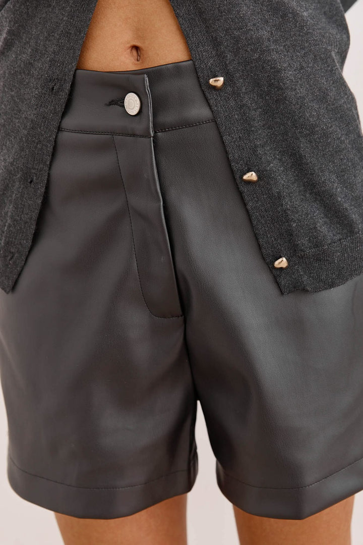 מכנסי דיאן דמוי עור קצרים | שחור