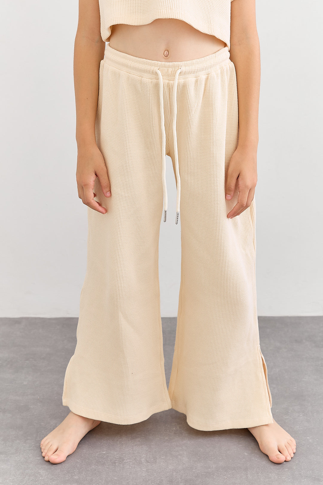 חליפת שני חלקים, טופ קרופ בשילוב פתחים ומכנסיים מתרחבים | בז'