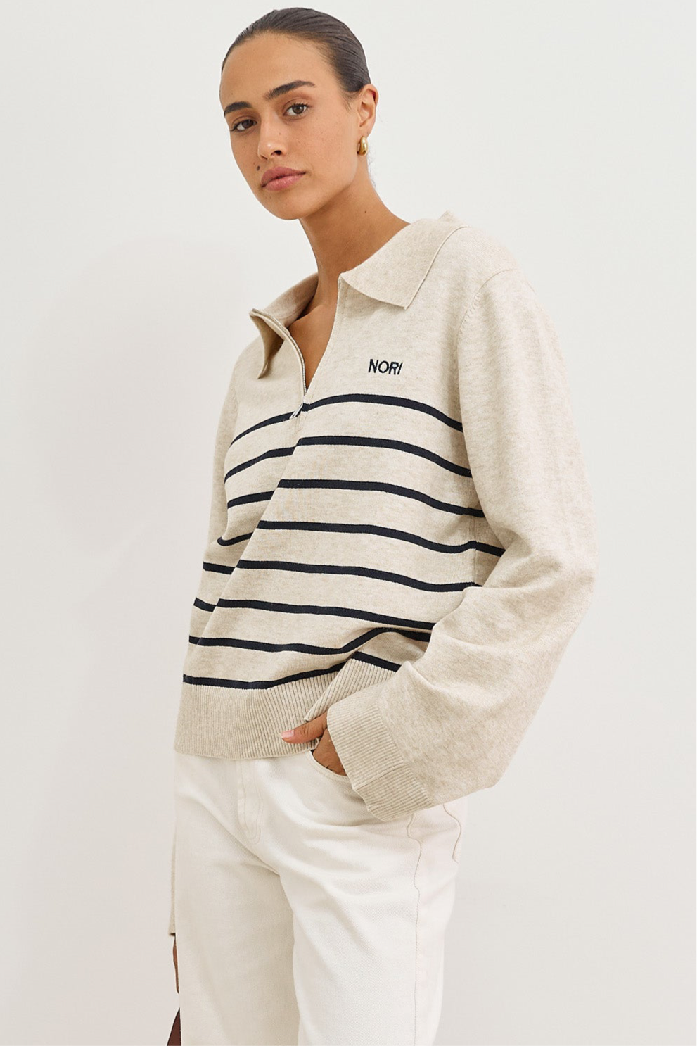 סריג ברונו סטרייפס בשילוב צווארון ורוכסן  | אבן/שחור