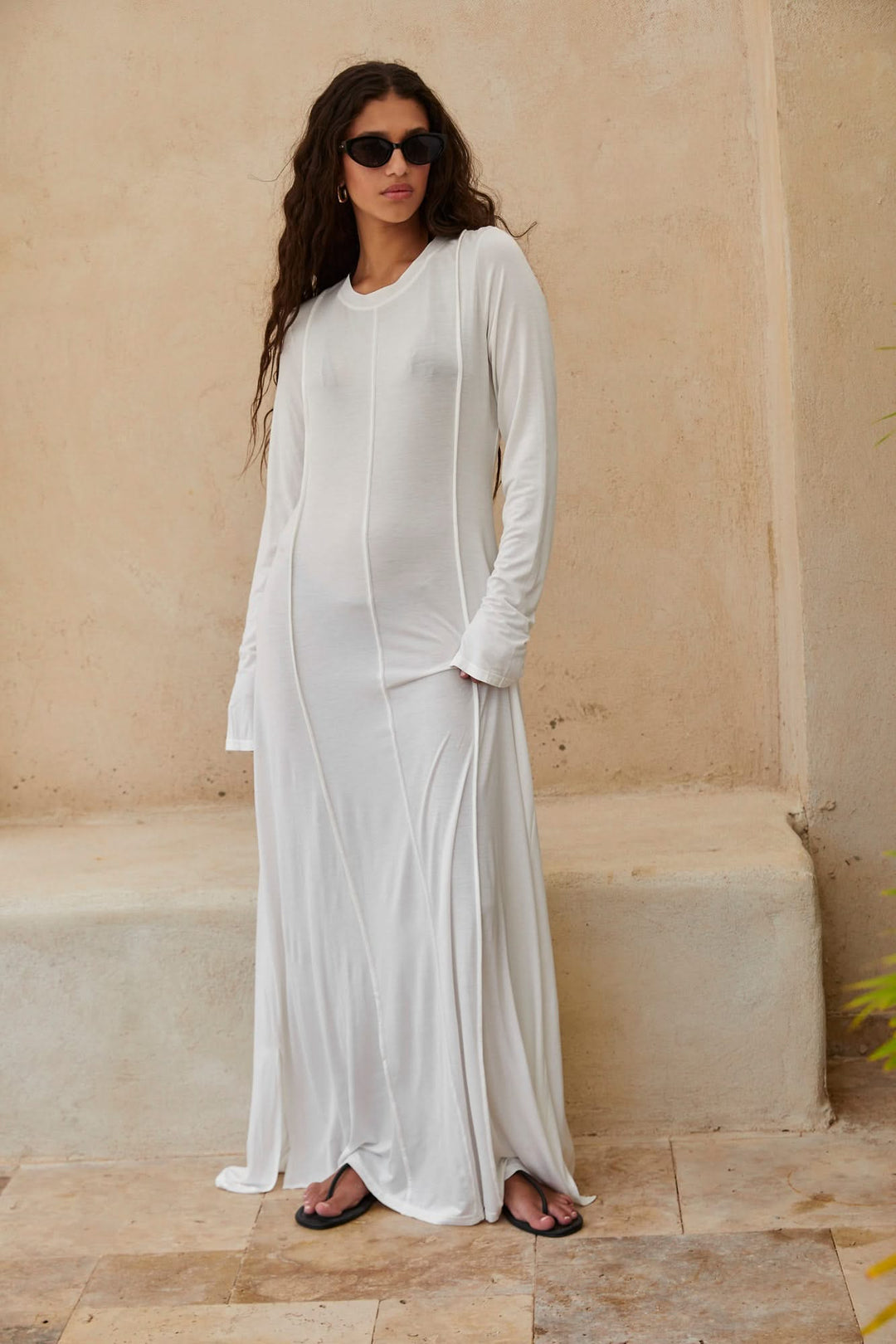 שמלת מקסי מאליבו בד שקפקף תיפורים בולטים | לבן