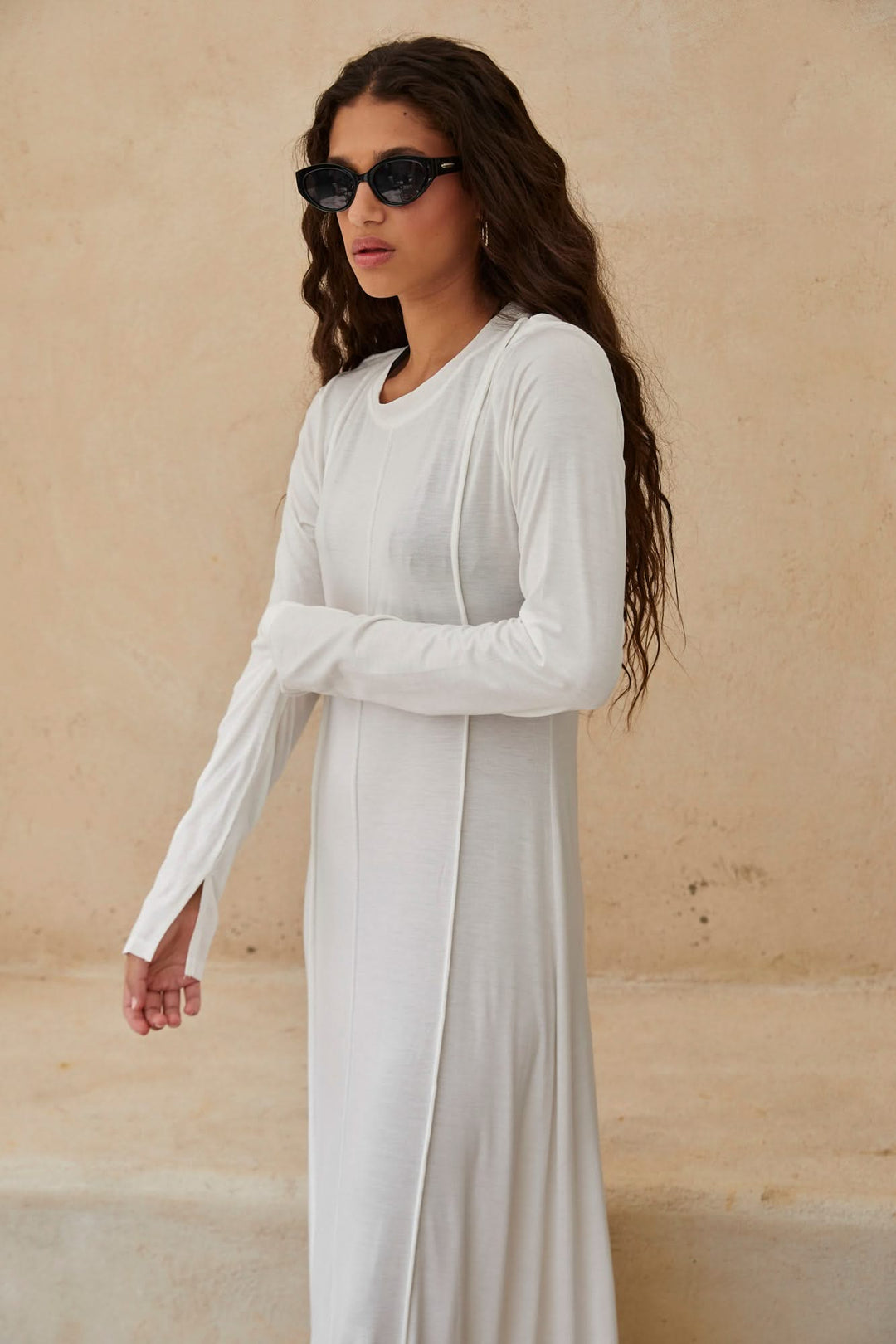 שמלת מקסי מאליבו בד שקפקף תיפורים בולטים | לבן