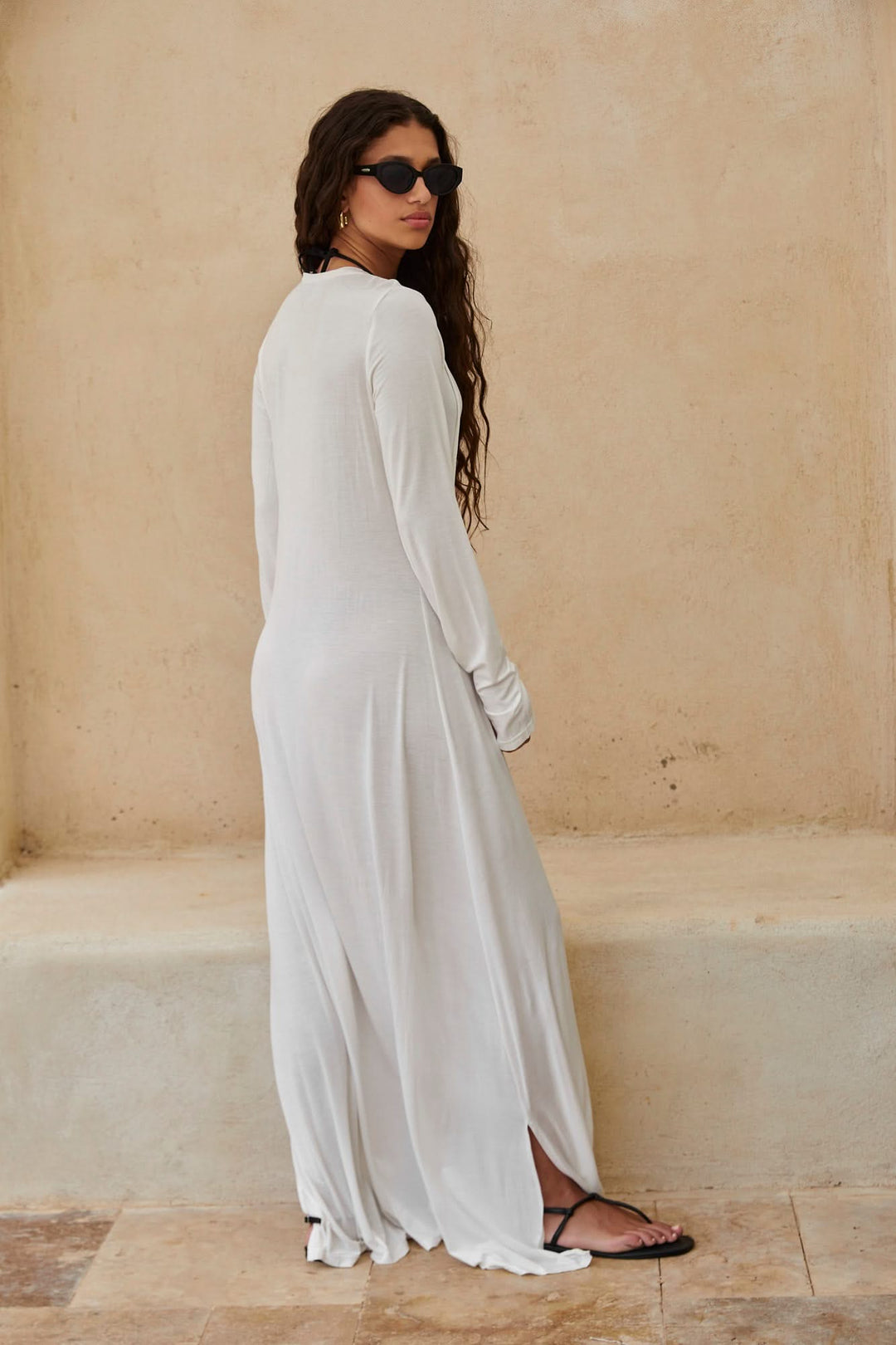 שמלת מקסי מאליבו בד שקפקף תיפורים בולטים | לבן