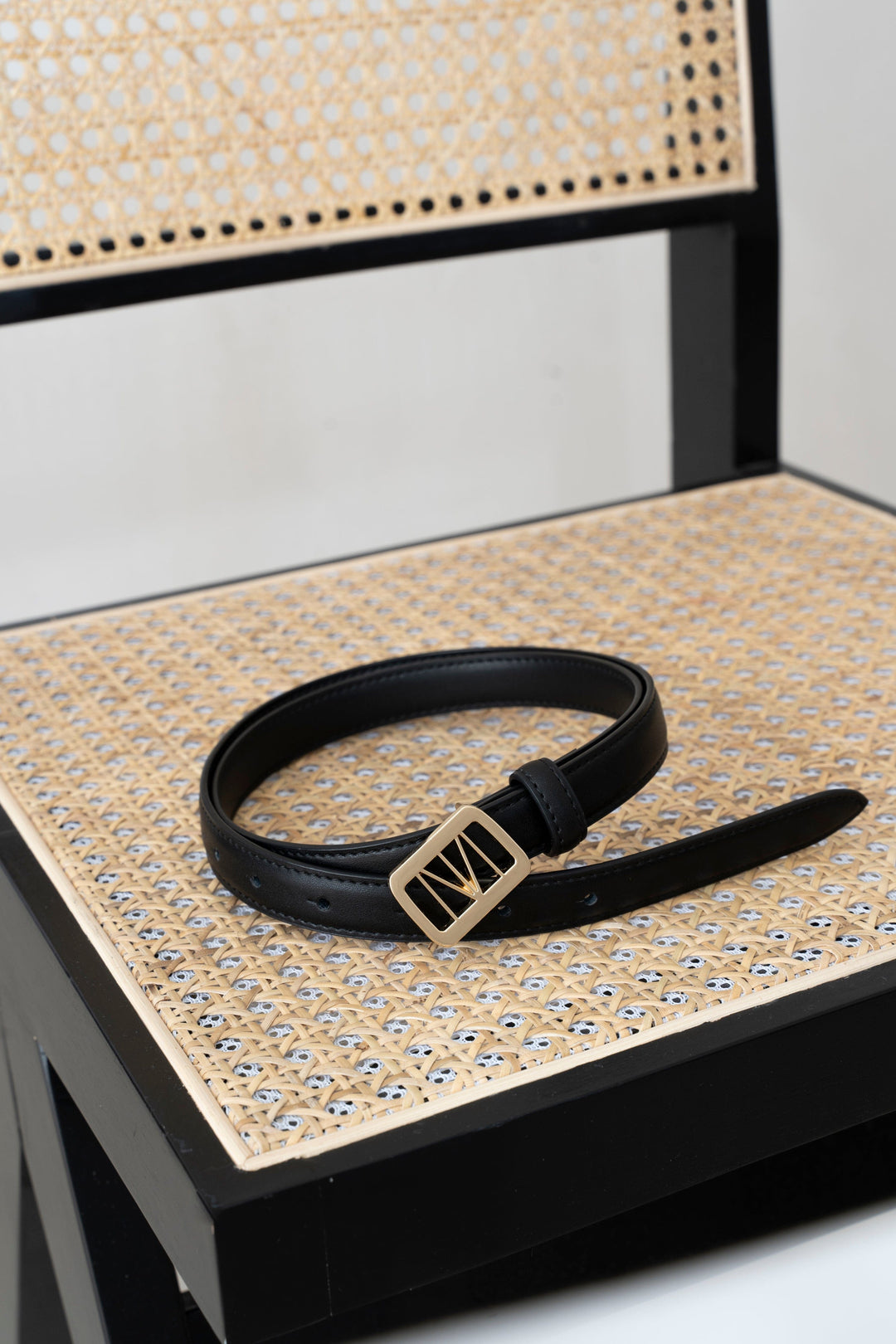 חגורת לוגו נורי צרה | שחור/זהב