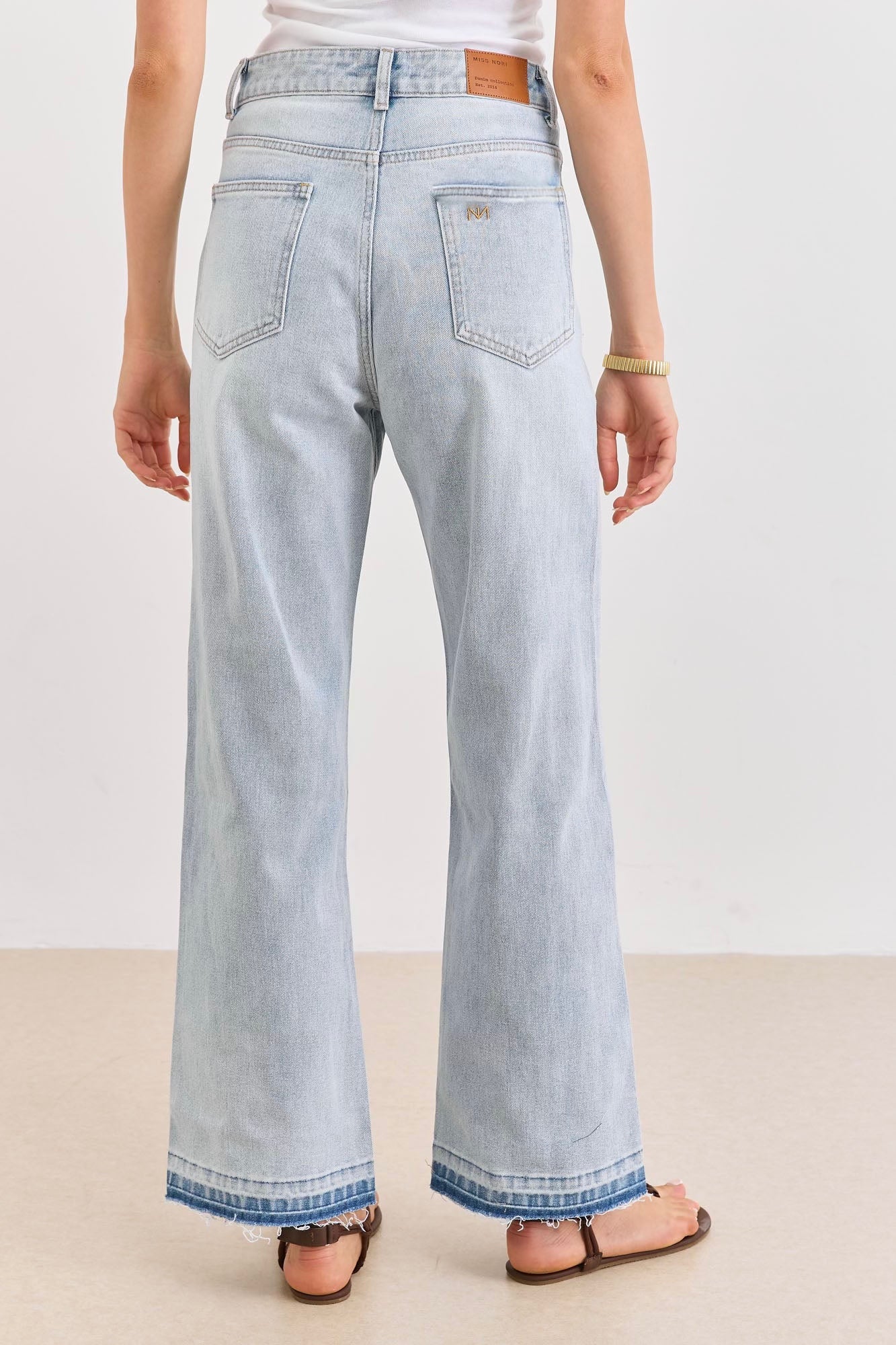 מכנסי דנים ג'יה בשילוב חגורת קשירה | ג'ינס בהיר