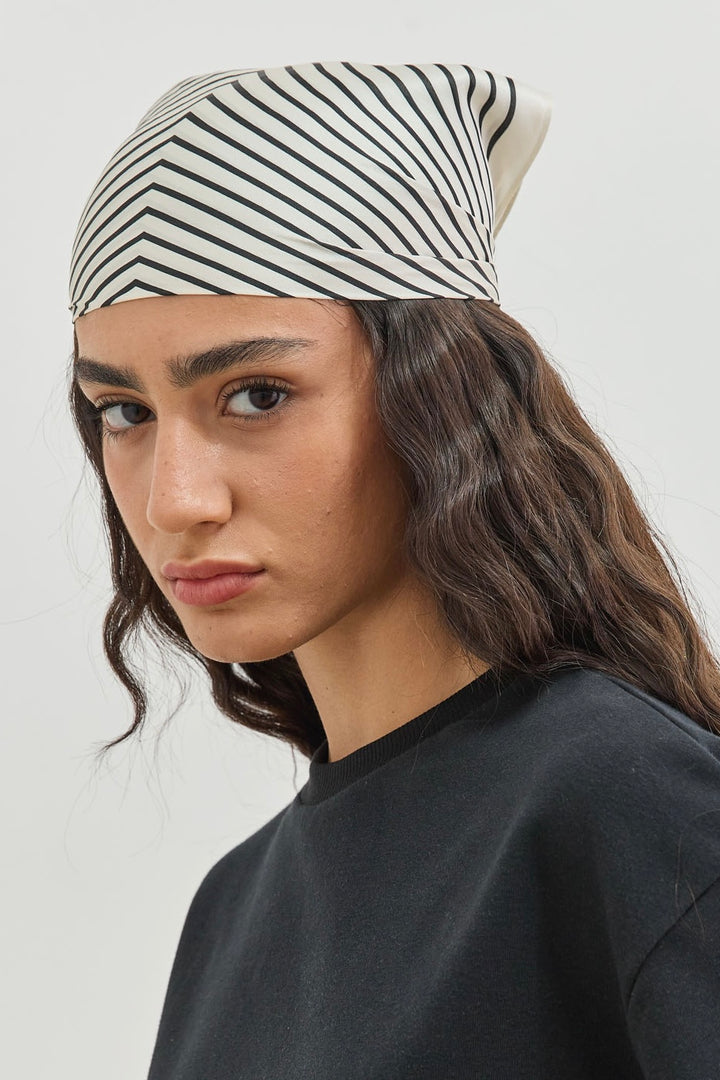 מטפחת סקוואר משי | לבן/שחור