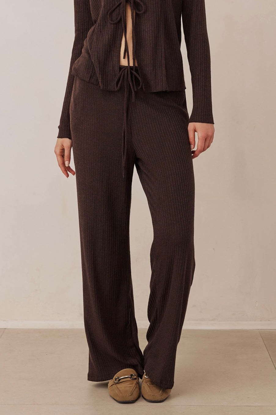 מכנסי סריג לייסי בשילוב קשירה | חום כהה