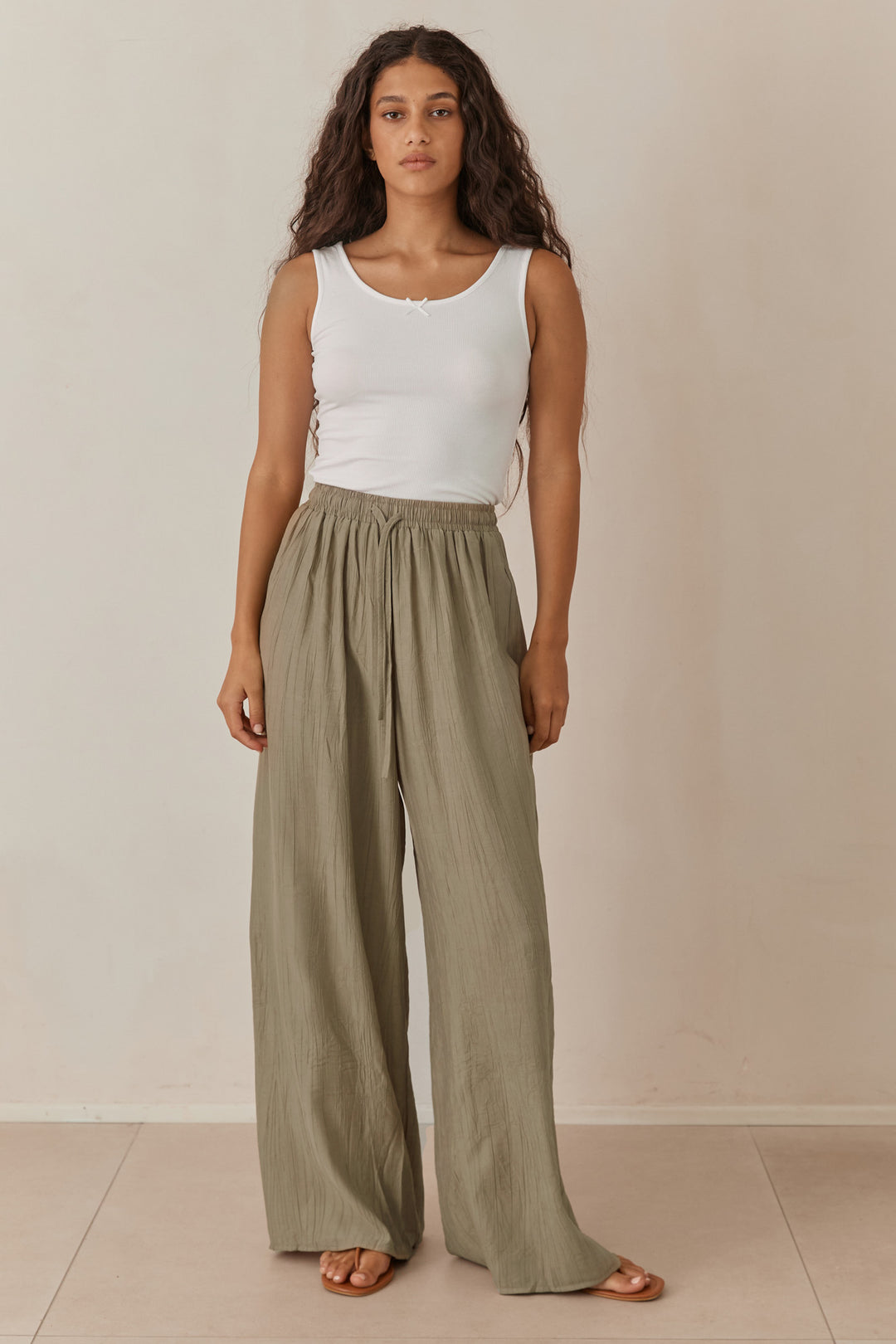מכנסי ריס טקסטורת פסים בשילוב גומי וקשירה | ירוק זית