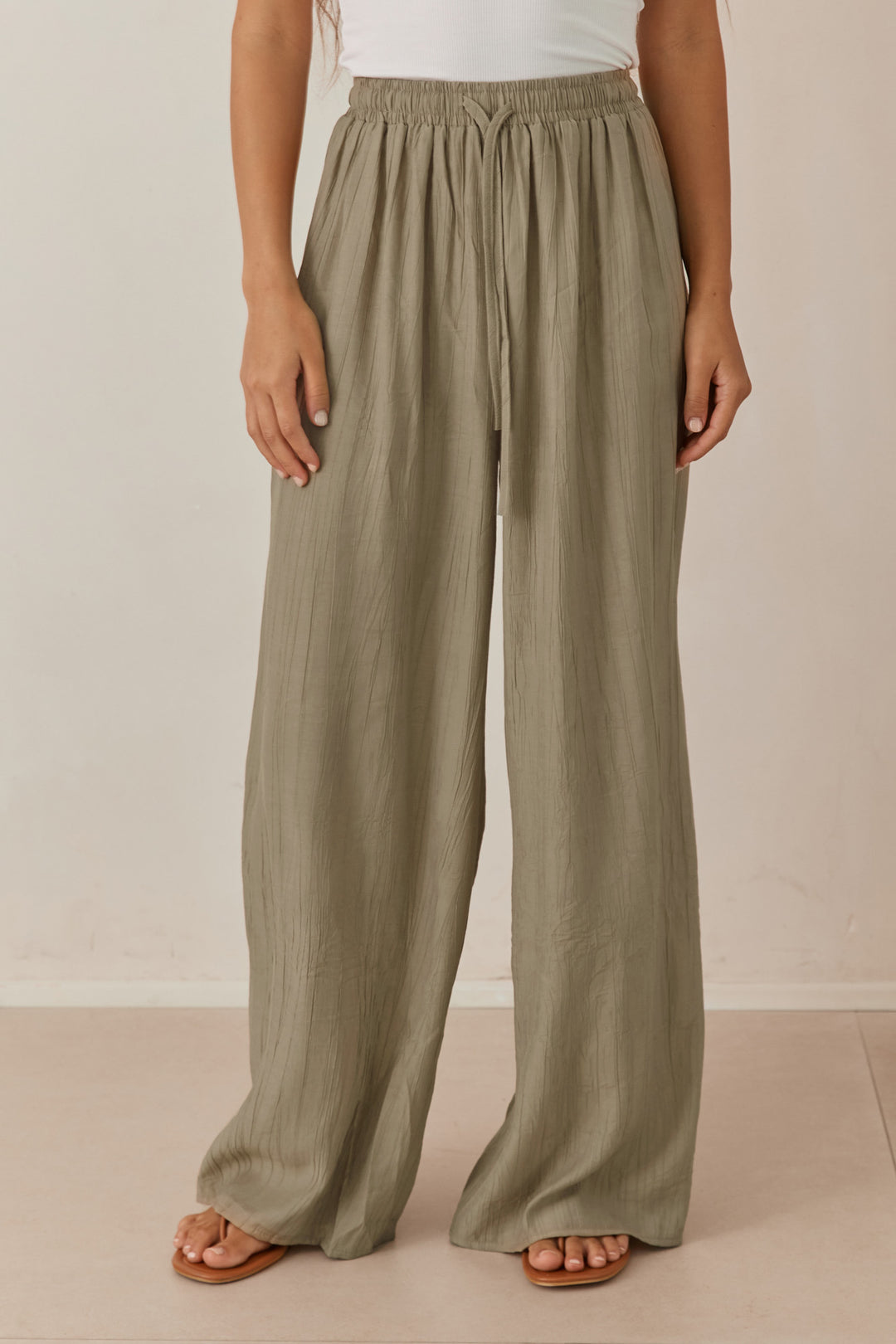 מכנסי ריס טקסטורת פסים בשילוב גומי וקשירה | ירוק זית
