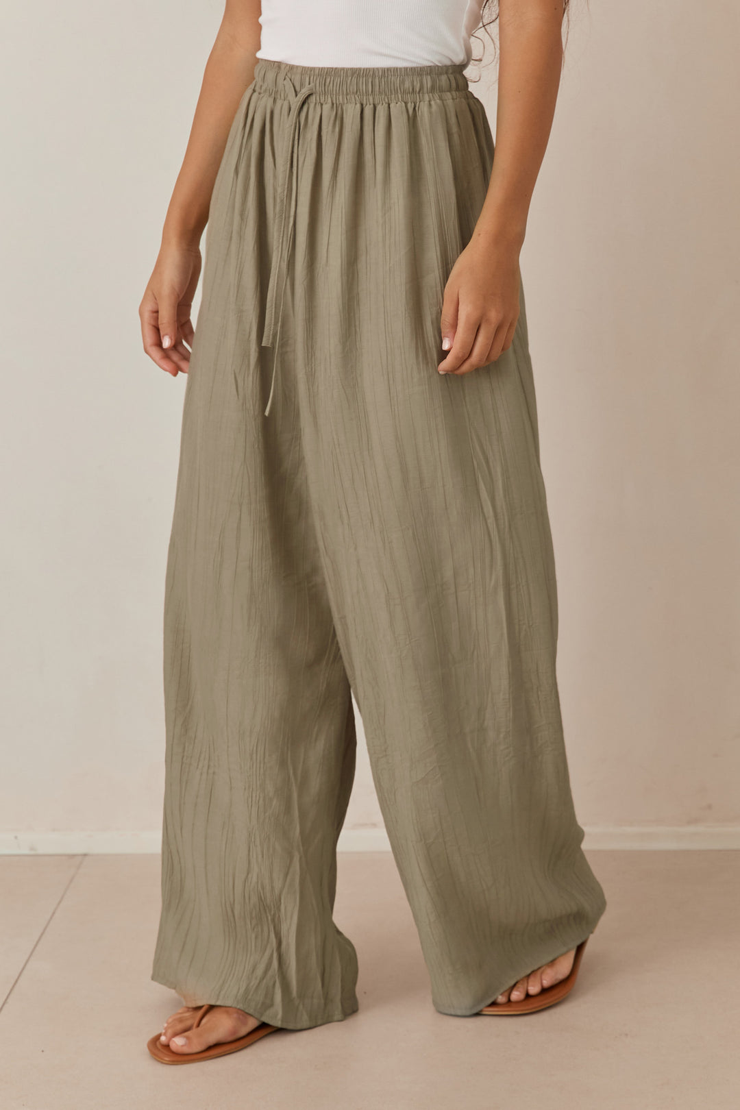 מכנסי ריס טקסטורת פסים בשילוב גומי וקשירה | ירוק זית