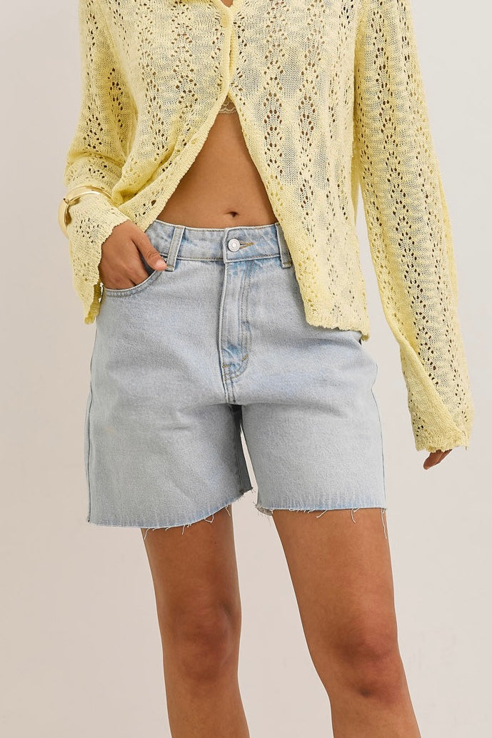מכנסי ג'ינס קצרים גאיה בסיומת גזורה | ג'ינס בהיר