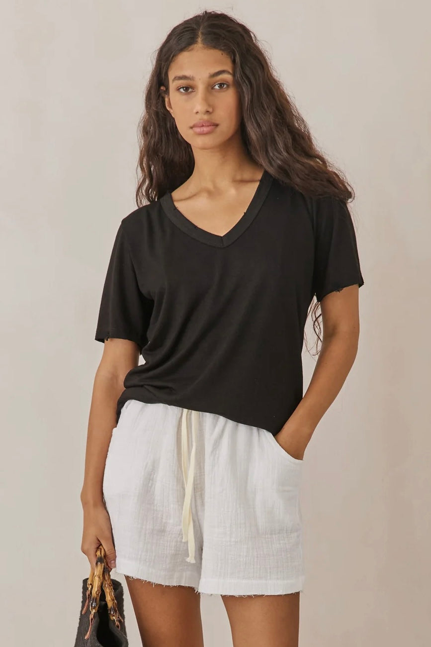 טי שירט טיירה מחשוף וי בסיומת פרומה | שחור