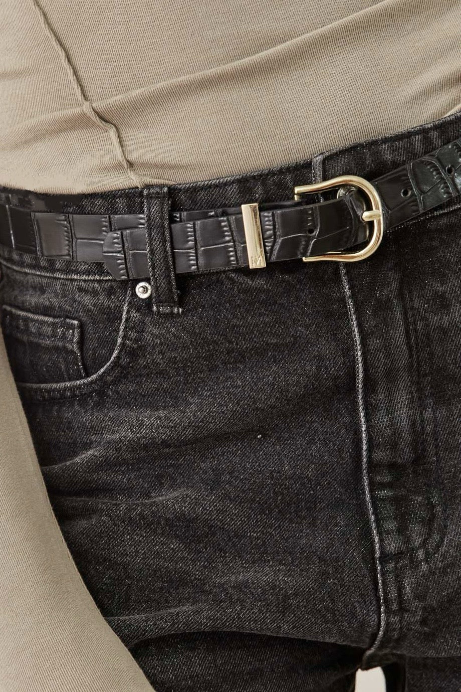 חגורת נורי טקסטורת קרוקו | שחור