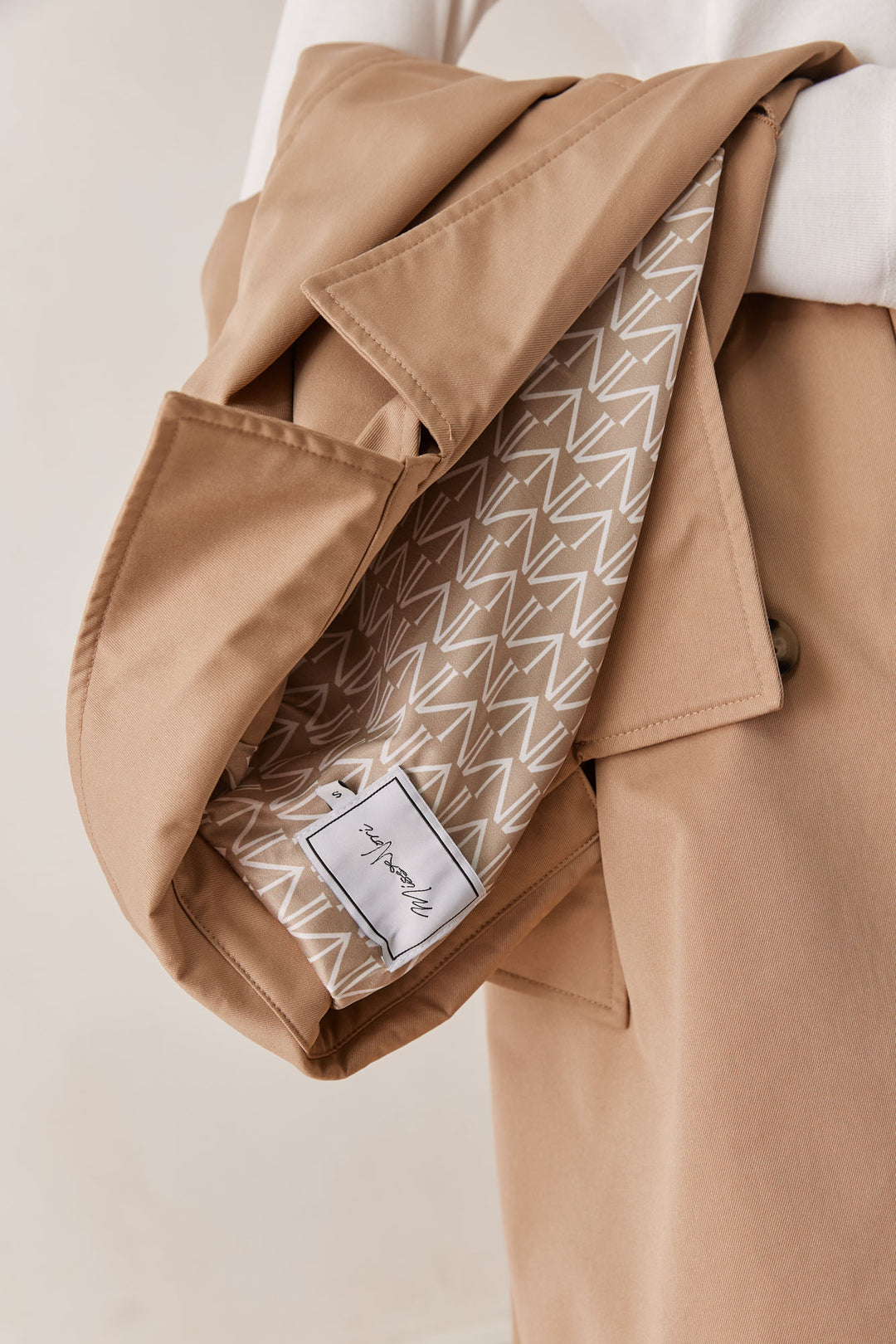 מעיל טראנץ' אלכסיס בשילוב רקמת לוגו | קאמל